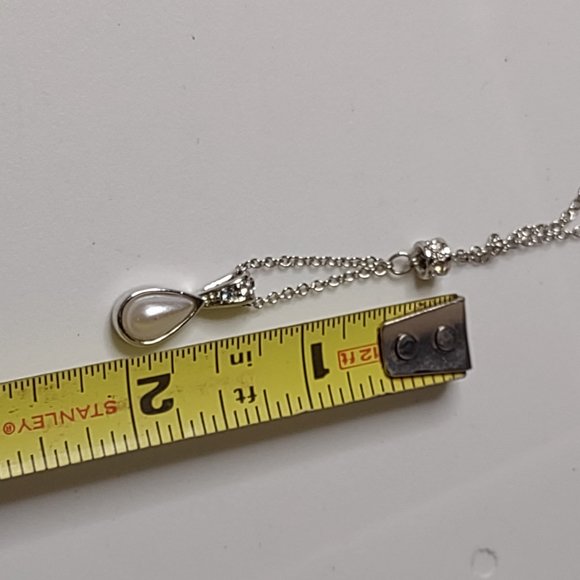 Silver Tone Avon Teardrop Shaped Pendant Necklace Adjustable 16.5 To 19 Inches - Picture 12 of 12